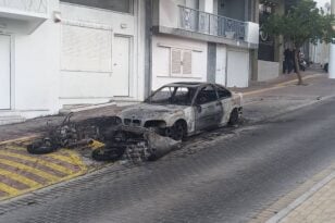 Ηλιούπολη: Έκαψαν το αυτοκίνητο του αστυνομικού που κρατούσε αιχμάλωτη και εξέδιδε την 19χρονη