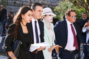 Δίκη για επίθεση με βιτριόλι: Έφτασε στο δικαστήριο η Ιωάννα - ΦΩΤΟ και ΒΙΝΤΕΟ