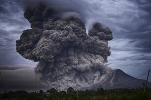 Ισπανία: Λάβα, στάχτες και καπνός από το ηφαίστειο Κούμπρε Βιέχα - Απόκοσμες εικόνες από την έκρηξη