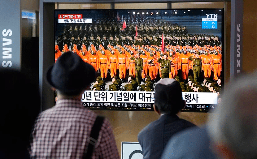 Βόρεια Κορέα: Στρατιώτες με στολές βιοχημικού πολέμου και μάσκες αερίων στην παρέλαση εθνικής επετείου