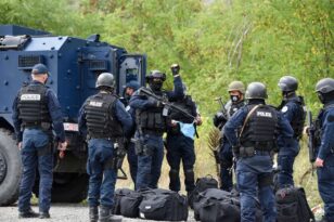 Σερβία-Κόσοβο: Ενταση στα σύνορα με οδοφράγματα και ισχυρές αστυνομικές δυνάμεις