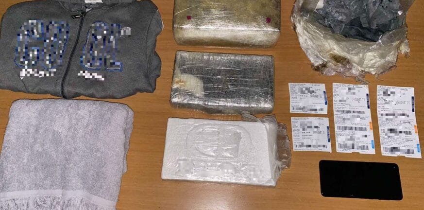 Λέσβος: Κοπέλα μετέφερε πλάκες κοκαΐνης – Ήθελαν να βγάλουν πάνω από 200.000 ευρώ