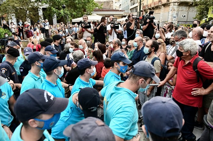 Μίκης Θεοδωράκης-λαϊκό προσκύνημα: Ένταση έξω από την Μητρόπολη - ΦΩΤΟ