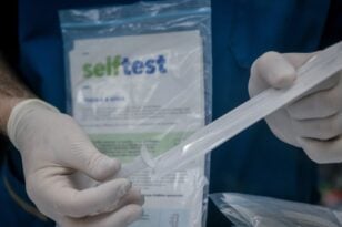 Οι γιορτές και τα ρεβεγιόν «μονιμοποιούν» τα δωρεάν self test σε εμβολιασμένους και ανεμβολίαστους