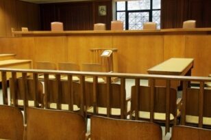 Έγκλημα στην Αγία Βαρβάρα: Η κατηγορούμενη κόρη της 50χρονης που δολοφονήθηκε «διέκοψε» τη δίκη λόγω κορονοϊού