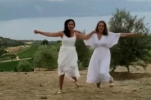 Αιγιαλεία: Χόρεψαν Ζορμπά σε Ζήρια και Λαμπίρι για τον Μίκη ΒΙΝΤΕΟ