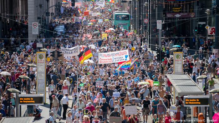 Γερμανία: Δεκάδες χιλιάδες άνθρωποι διαδήλωσαν κατά των πολιτικών της άκρας δεξιάς