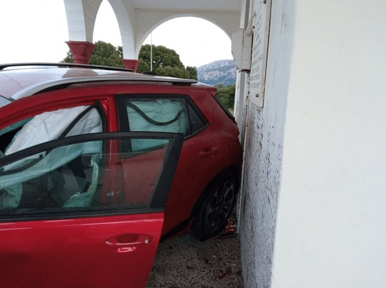 28χρονος «καρφώθηκε» με το αυτοκίνητό του σε εκκλησία
