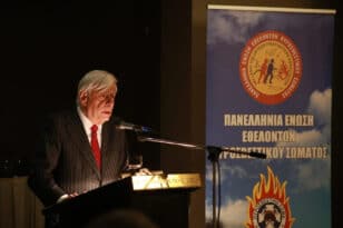 Προκόπης Παυλόπουλος: Επίτιμο μέλος της Πανελλήνιας Ένωσης Εθελοντών Πυροσβεστικού Σώματος