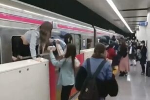 Ιαπωνία: Νεαρός μανιακός, ντυμένος «Τζόκερ», επιτέθηκε με εύφλεκτο υγρό και οξύ σε επιβάτες τρένου (ΒΙΝΤΕΟ)