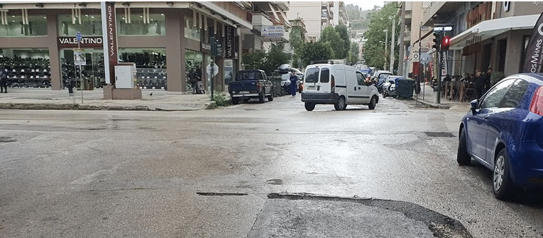«Εκατσε» το οδόστρωμα στην οδό Φαβιέρου και αποκόπηκε από την κυκλοφορία