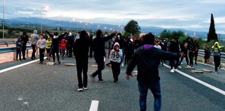Ηλεία - Γαστούνη: Ρομά έκλεισαν την εθνική οδό σε ένδειξη διαμαρτυρίας για τον 16χρονο στη Θεσσαλονίκη