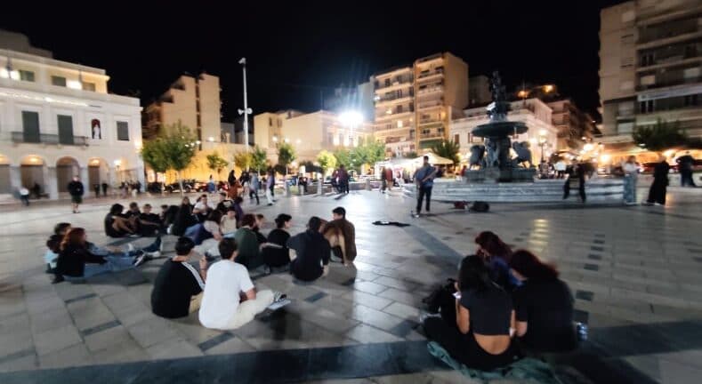 Ένας πραγματικός ρόκερ - Κάθε βράδυ εμφανίζεται στην Πλατεία Γεωργίου και "ηλεκτρίζει" την ατμόσφαιρα ΦΩΤΟ και ΒΙΝΤΕΟ
