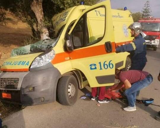 Κρήτη: Ασθενοφόρο έπεσε σε δέντρο, από θαύμα σώθηκαν οι διασώστες