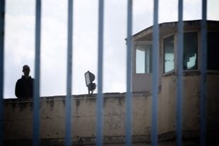 Συνελήφθη σωφρονιστικός που ζητούσε 1500 ευρώ για να περάσει κινητό στις φύλακες