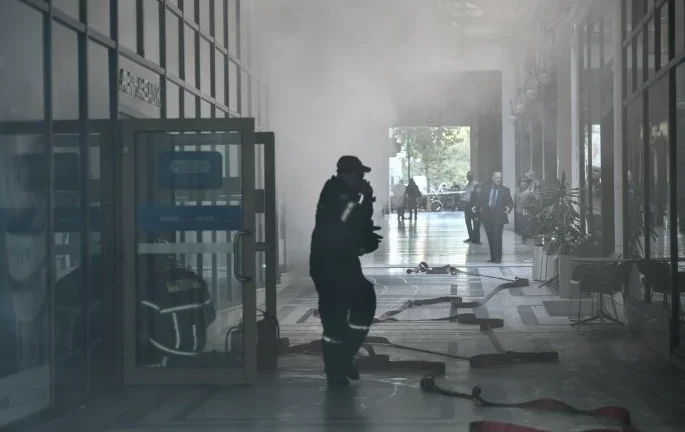 Φωτιά σε τράπεζα: «Πνίγηκε» στους καπνούς η Σταδίου