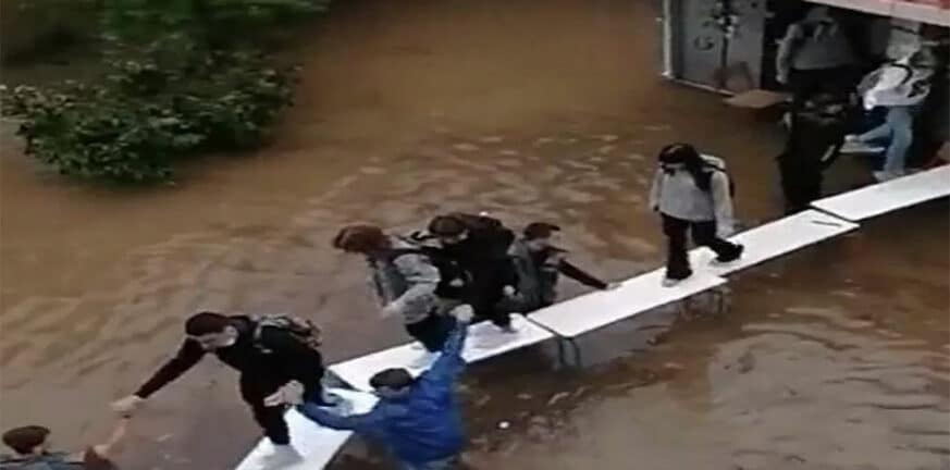 Νέα Φιλαδέλφεια: Μαθητές έφτιαξαν αυτοσχέδια γέφυρα για να βγουν από το Σχολείο (βίντεο)