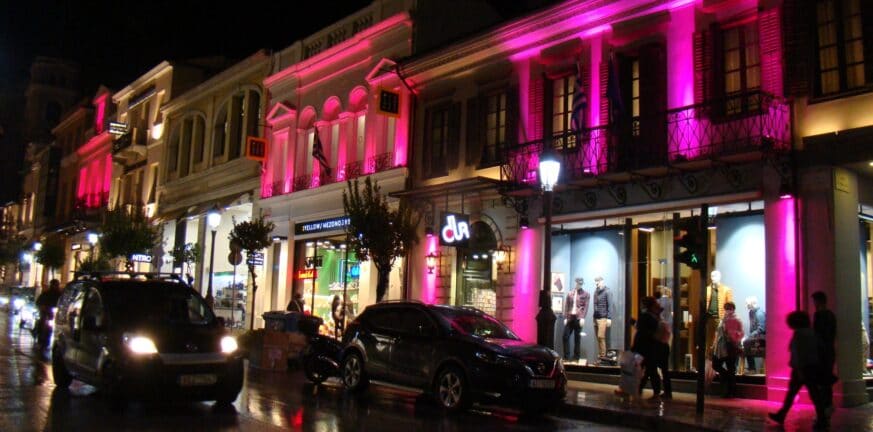 Πάτρα: Κτίρια στο κέντρο της πόλης έγιναν «ροζ» για το Άλμα Ζωής