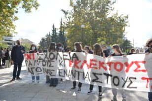 Πάτρα: Μαζί με μαθητές ο Τ. Πετρόπουλος σε πορεία κατά των συγχωνεύσεων