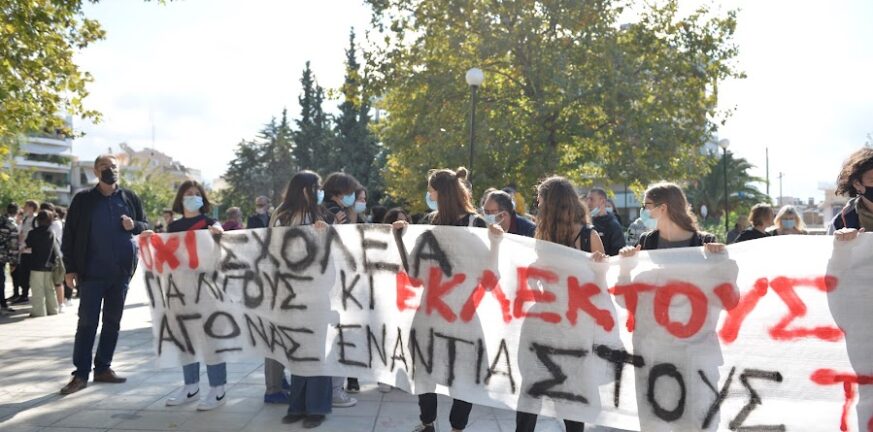 Πάτρα: Μαζί με μαθητές ο Τ. Πετρόπουλος σε πορεία κατά των συγχωνεύσεων