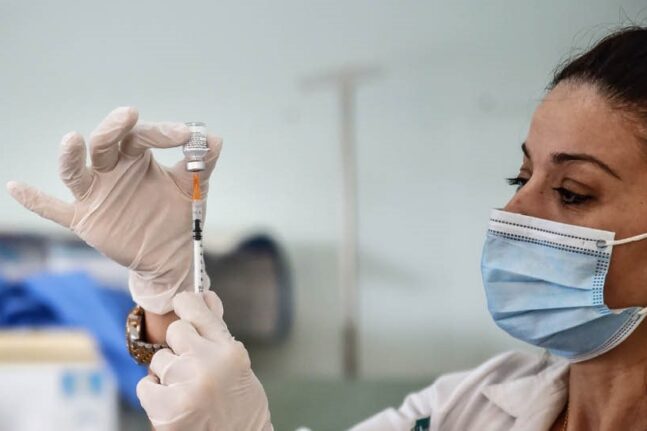 Κορονοϊός: Πόσο πιθανό είναι να ξανακολλήσει κάποιος που έχει εμβολιαστεί