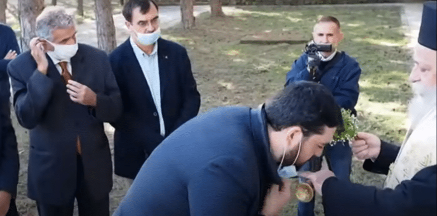 Γρεβενά: Mητροπολίτης κατέβαζε τις μάσκες των επισήμων για να φιλήσουν τον σταυρό - BINTEO
