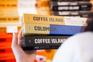 Η Coffee Island από το πεζοδρόμιο μπαίνει στο ράφι