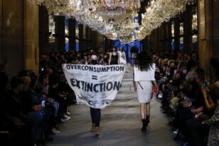 Παρίσι: Διαδηλώτρια εισέβαλε στην επίδειξη μόδας του Louis Vuitton