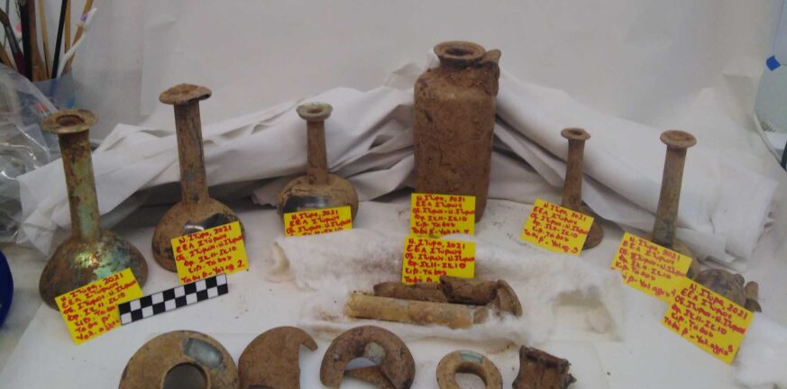Νέα Στύρα: Αποκαλύφθηκε αρχαίος τάφος με τρεις νεκρούς και πολλά ευρήματα