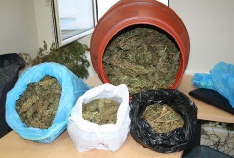 Αχαΐα: Αστυνομικοί «ξετρύπωσαν» μεγάλες ποσότητες κάνναβης και κοκαΐνης - Συνελήφθη ανήλικος έμπορος