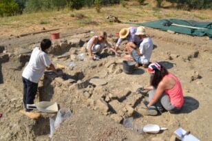 Αχαΐα: Πολύτιμα σύνολα κτερισμάτων και χάλκινα ξίφη απέδωσε η πρώτη φάση της ανασκαφικής έρευνας στην Τραπεζά Αιγαλείας