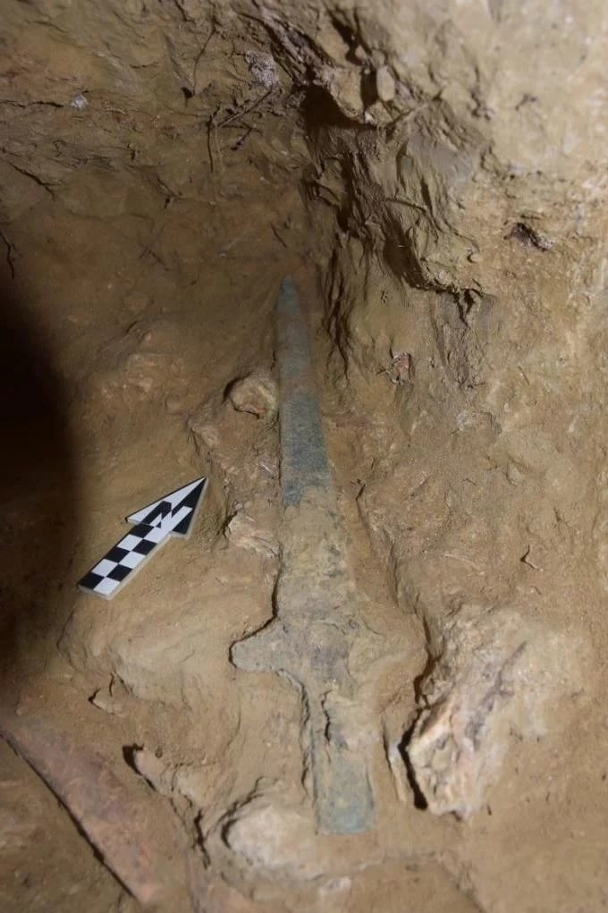 Αχαΐα: Πολύτιμα σύνολα κτερισμάτων και χάλκινα ξίφη απέδωσε η πρώτη φάση της ανασκαφικής έρευνας στην Τραπεζά Αιγαλείας