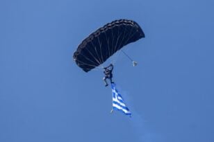 Ποιος είναι ο Πατρινός αλεξιπτωτιστής που «πέταξε» στον ουρανό της Θεσσαλονίκης με την Ελληνική σημαία - ΦΩΤΟ