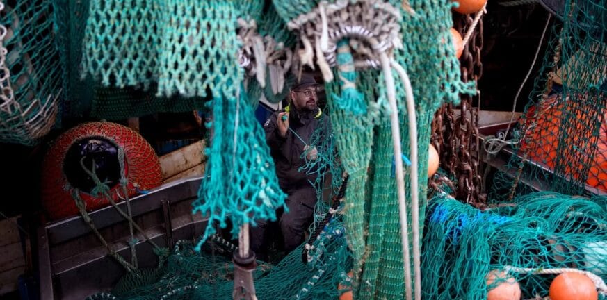 Η Γαλλία κατέσχεσε ένα βρετανικό αλιευτικό - Μαίνεται η κόντρα για τα αλιευτικά δικαιώματα