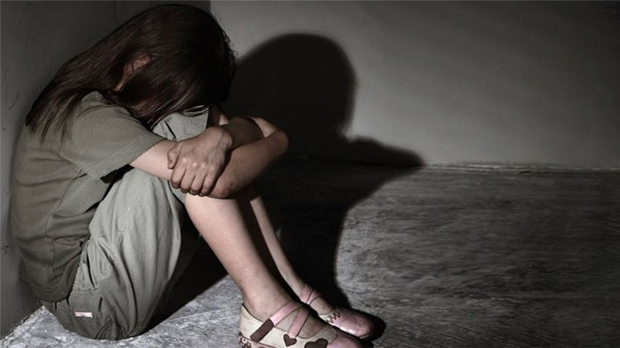 Κρήτη: 13χρονη καταγγέλλει ότι τη βίασε ο πατριός της, την ώρα που η μητέρα της γεννούσε το αδερφάκι της