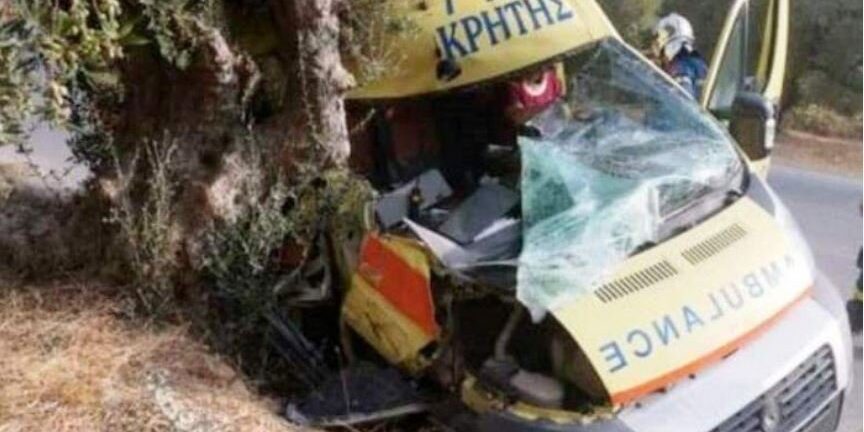 Κρήτη: Ασθενοφόρο προσέκρουσε σε δέντρο - Εγκλωβίστηκε το πλήρωμα - ΦΩΤΟ