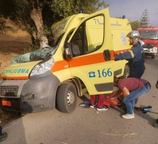 Κρήτη: Ασθενοφόρο προσέκρουσε σε δέντρο - Εγκλωβίστηκε το πλήρωμα - ΦΩΤΟ