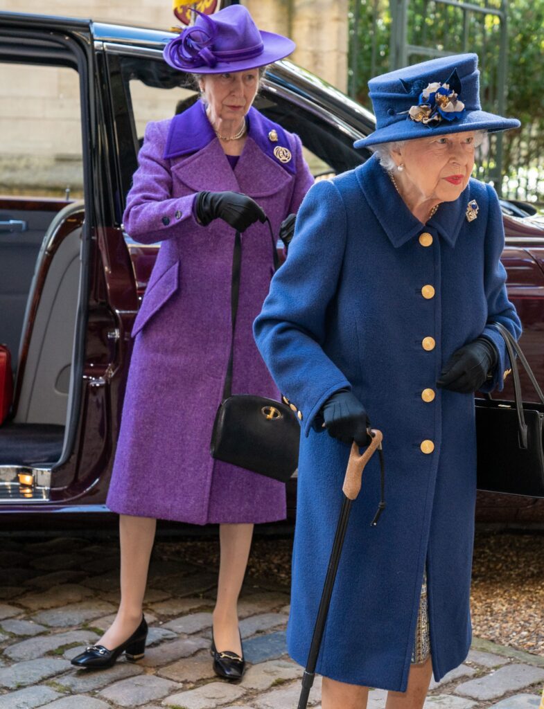 Βρετανία: Η πρώτη δημόσια εμφάνιση της Βασίλισσας Ελισάβετ με μπαστούνι - ΦΩΤΟ