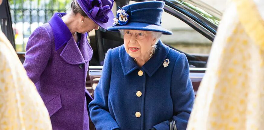 Βρετανία: Η πρώτη δημόσια εμφάνιση της Βασίλισσας Ελισάβετ με μπαστούνι - ΦΩΤΟ