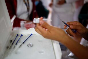 Πιθανό να υπάρξουν νέοι περιορισμοί για τους ανεμβολίαστους άνω των 60
