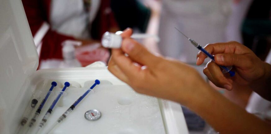 Πιθανό να υπάρξουν νέοι περιορισμοί για τους ανεμβολίαστους άνω των 60