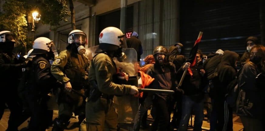 Πέραμα: Επεισόδια και χημικά στο κέντρο της Αθήνας σε συγκέντρωση κατά της αστυνομικής βίας