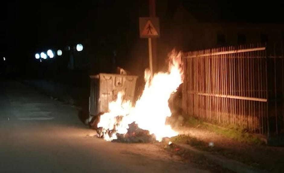 Φωτιές και κλείσιμο δρόμου και στο Αιτωλικό για τον θάνατο του 20χρονου στο Πέραμα -ΦΩΤΟ