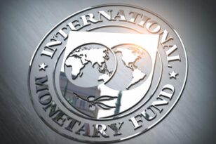 Ανάπτυξη της ελληνικής οικονομίας προβλέπει το ΔΝΤ - Πότε υπολογίζει ότι θα υποχωρήσει η ακρίβεια