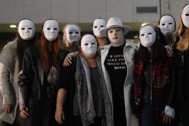 Δίκη για το βιτριόλι: Οι πρώτες δηλώσεις της Ιωάννας και οι φίλες της με τις λευκές μάσκες