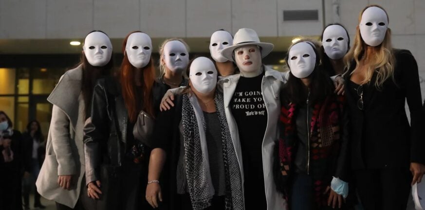 Δίκη για το βιτριόλι: Οι πρώτες δηλώσεις της Ιωάννας και οι φίλες της με τις λευκές μάσκες