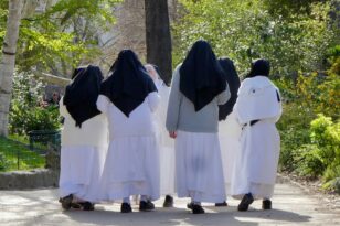 Γαλλία: Σοκαριστικές αποκαλύψεις – Καλόγριες χρησιμοποιούσαν σταυρούς για να βιάσουν κορίτσια