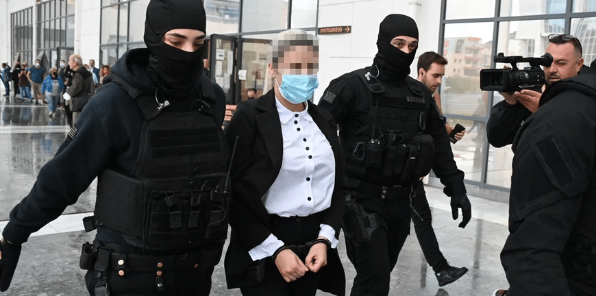 Επίθεση με βιτριόλι: Έφτασε στο δικαστήριο η κατηγορούμενη, Έφη Κακαράντζουλα
