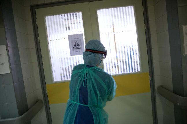 Κορονοϊός: Επαναλοιμώξεις των ίδιων ατόμων «βλέπουν» οι επιστήμονες - Τι γίνεται με τα εμβόλια