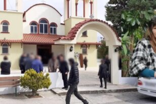 Γυναικοκτονία στην Κρήτη: Θρήνος στην κηδεία της 48χρονης Νεκταρίας, σπαραγμός από τα παιδιά της